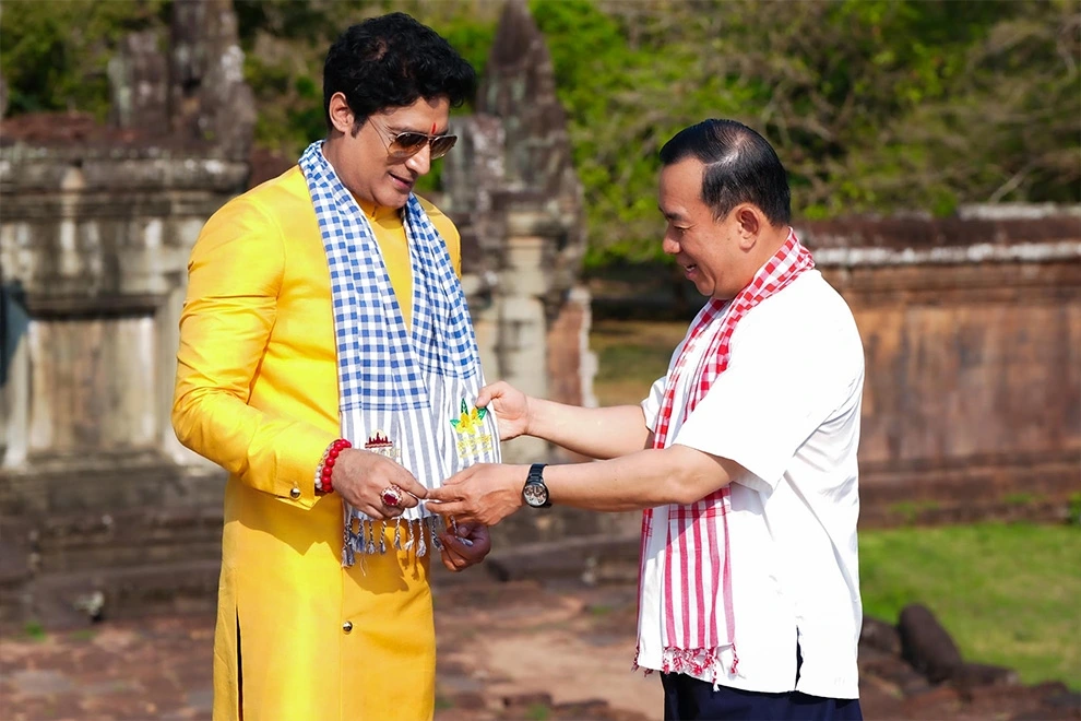 Ngôi sao điện ảnh Ấn Độ Gagan Malik và Bộ trưởng Hout Hak.
