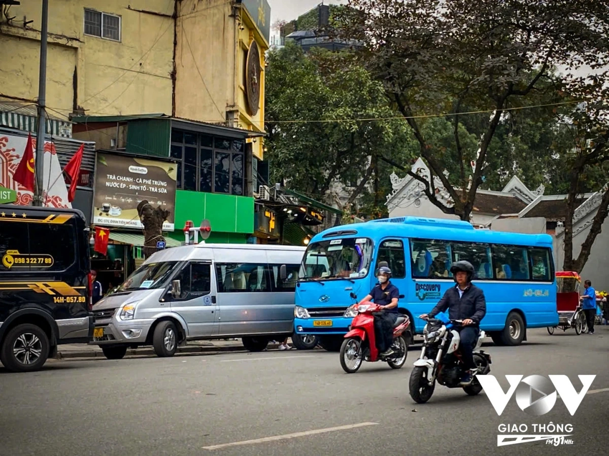Mặc dù đã có quy định cấm, tuy nhiên vào các khung giờ cao điểm vẫn xuất hiện tình trạng nhiều xe du lịch đón trả khách tại những phố cổ và khu vực xung quanh Hồ Hoàn Kiếm. Trước tình trạng này, ngày 12/3, UBND TP Hà Nội có văn bản gửi các cơ quan liên quan về việc kiểm tra, xử lý thông tin báo chí phản ánh xe trên 16 chỗ vẫn nườm nượp ra vào phố cổ, hồ Gươm trong khung giờ cấm.