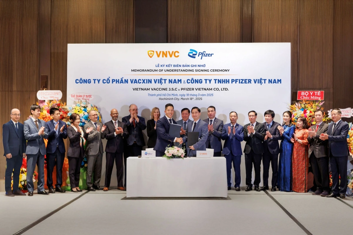 Ông Darrell Oh, Tổng Giám đốc Pfizer Việt Nam và ông Ngô Chí Dũng, Chủ tịch Hội đồng Quản trị kiêm Tổng Giám đốc Hệ thống tiêm chủng VNVC và Nhà máy Vaccine và Sinh phẩm VNVC ký biên bản ghi nhớ hợp tác trong lĩnh vực sản xuất vaccine (Ảnh: Hữu Luận)