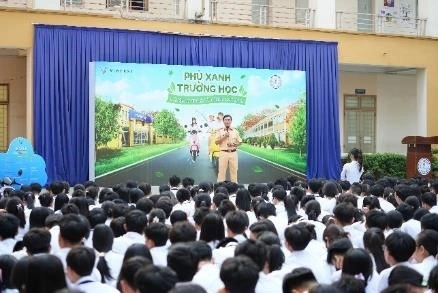Học sinh trường THPT Nguyễn Hữu Cảnh (TP.HCM) được đào tạo kiến thức lái xe an toàn
từ lực lượng cảnh sát giao thông.