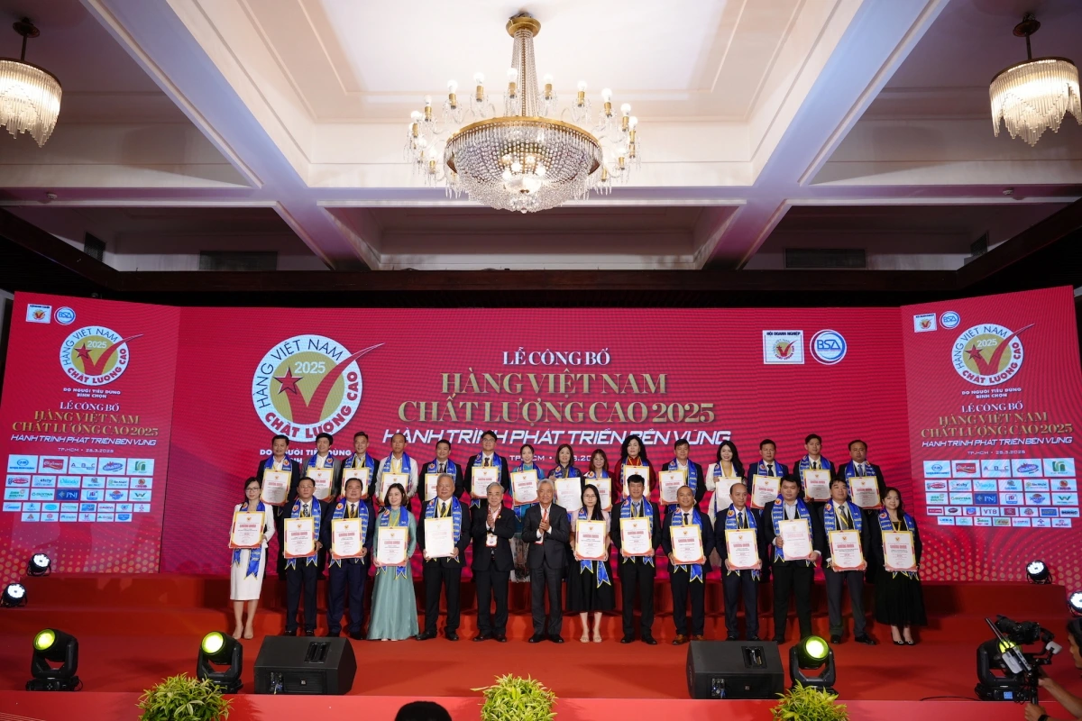 Đại diện các công ty nhận chứng nhận Hàng Việt Nam chất lượng cao năm 2025