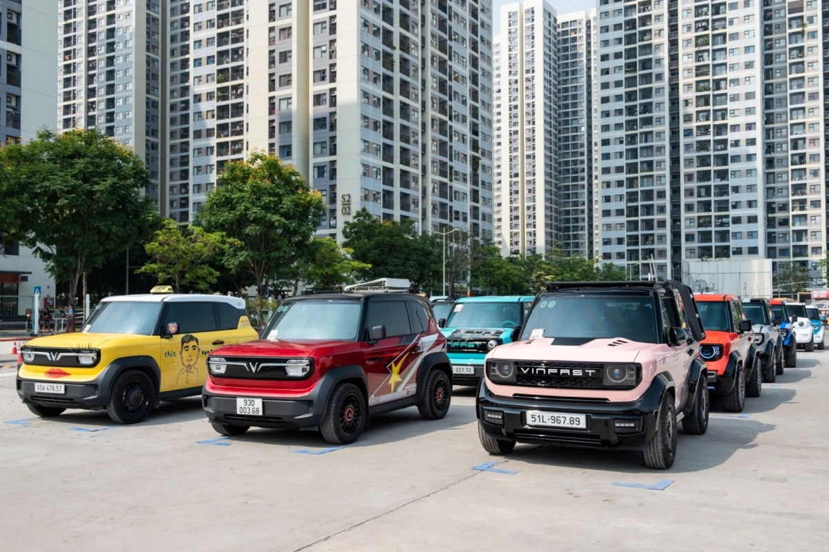 Không khí sớm nóng lên từ 7h30 sáng khi nhiều chủ xe đã có mặt để chuẩn bị chỉn chu nhất cho chiếc xe của mình. Thậm chí, không ít chủ xe đã tập kết từ đêm hôm trước để sáng hôm nay vào chỗ đúng giờ.