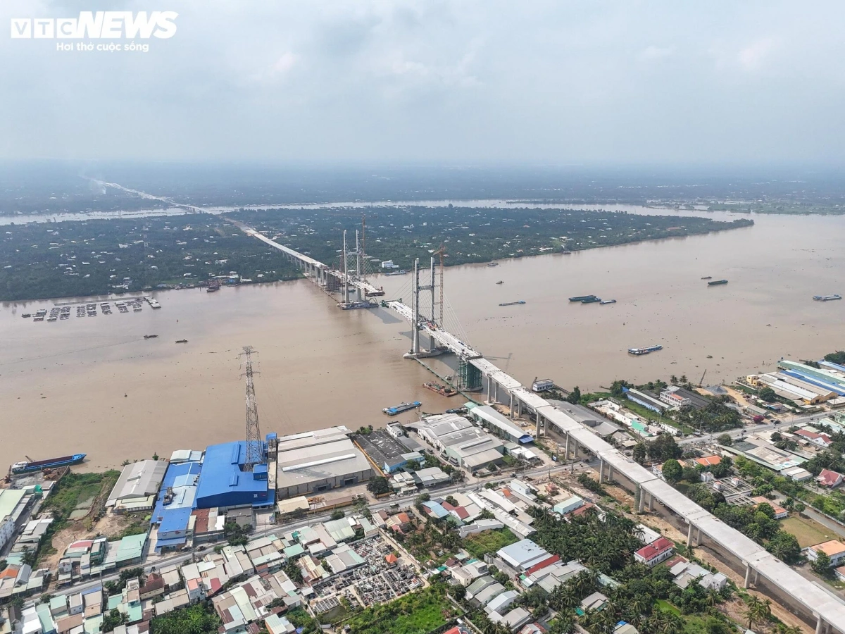 Cầu Rạch Miễu 2, công trình giao thông trọng điểm quốc gia nối Tiền Giang và Bến Tre, đang bước vào giai đoạn thi công nước rút. Theo kế hoạch, cây cầu sẽ chính thức hợp long vào dịp lễ 30/4 tới, đánh dấu cột mốc quan trọng trong quá trình hoàn thiện dự án.