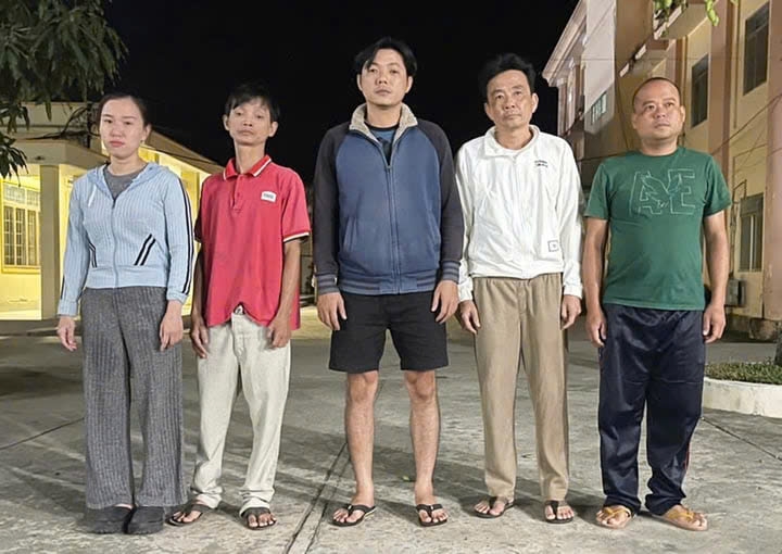 Từ trái sang: Quách Thị Kim Như, Nguyễn Xuân Hải, Nguyễn Hoàng Đạt, Nguyễn Đăng Khoa (cầm đầu), Thái Hồng Tây. (Ảnh: Công an Kiên Giang)