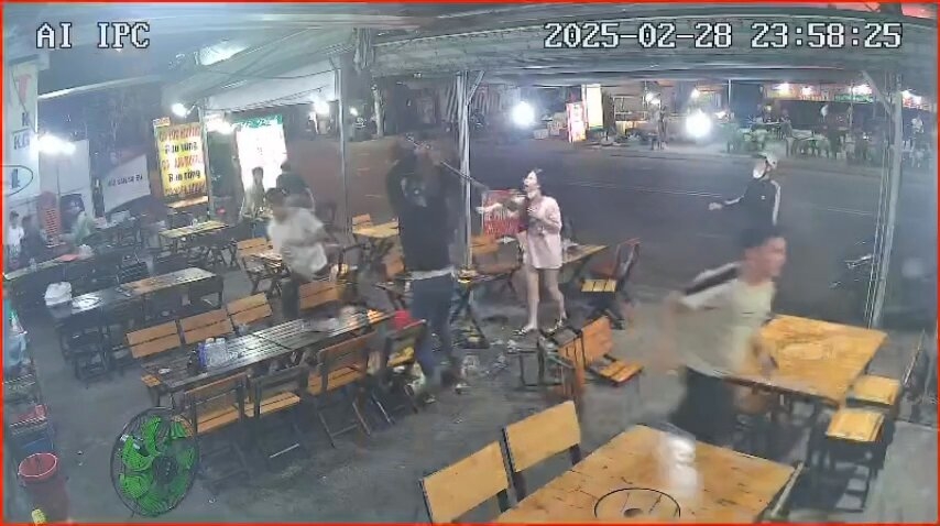 Một trong những người thuộc nhóm thanh niên cầm hung khí đuổi chém khác (Ảnh: Cắt từ clip)