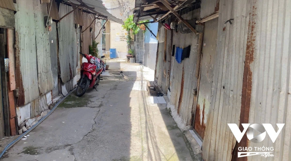 Những dãy trọ được chèn chống bằng tôn, thấp chật và nóng bức, có diện tích nhỏ không đủ tiêu chuẩn và không đảm bảo PCCC