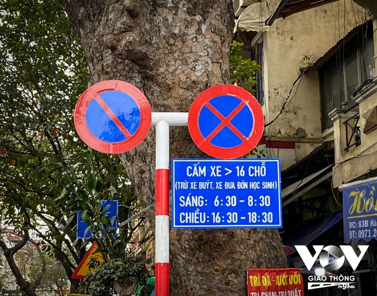 Sau hơn 10 ngày thực hiện thí điểm cấm ô tô trên 16 chỗ, tình hình giao thông tại phố cổ và các tuyến đường quanh Hồ Gươm đã có những chuyển biến tích cực.