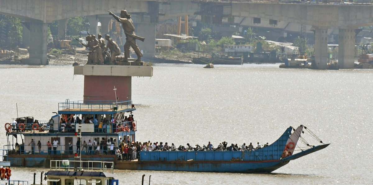Một con phà chở người dân vượt sông Brahmaputra đoạn chảy qua thành phố Guwahati, thủ phủ bang Assam, Đông Bắc Ấn Độ (ANI)