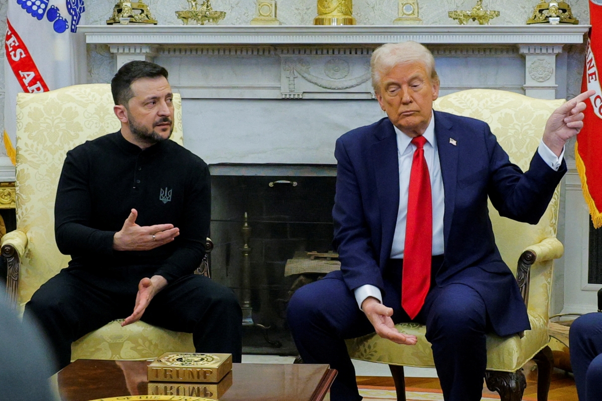 Tổng thống Donald Trump trao đổi với Tổng thống Ukraine Volodymyr Zelensky tại Nhà Trắng vào 28/2. Ảnh: Reuters