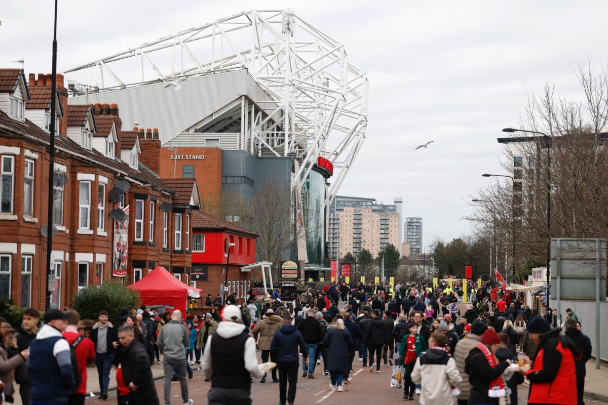 Người hâm mộ đổ tới Old Trafford để theo dõi trận đấu MU vs Fulham trong khuôn khổ vòng 5 FA Cup 2024/2025 (Ảnh: Reuters)