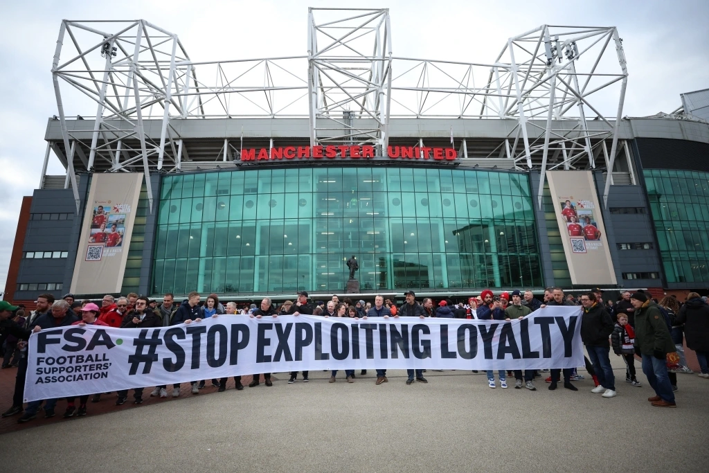 Biểu tình phía bên ngoài Old Trafford (Ảnh: Reuters)