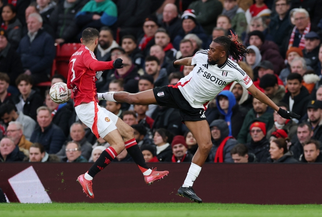 Fulham đang trội hơn MU về thời lượng kiểm soát bóng (Ảnh: Reuters)
