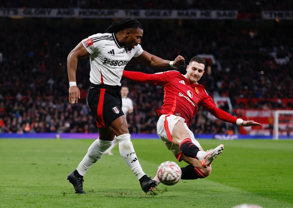 Adama Traore không thể chơi trọn vẹn trận đấu vì dính chấn thương (Ảnh: Reuters)