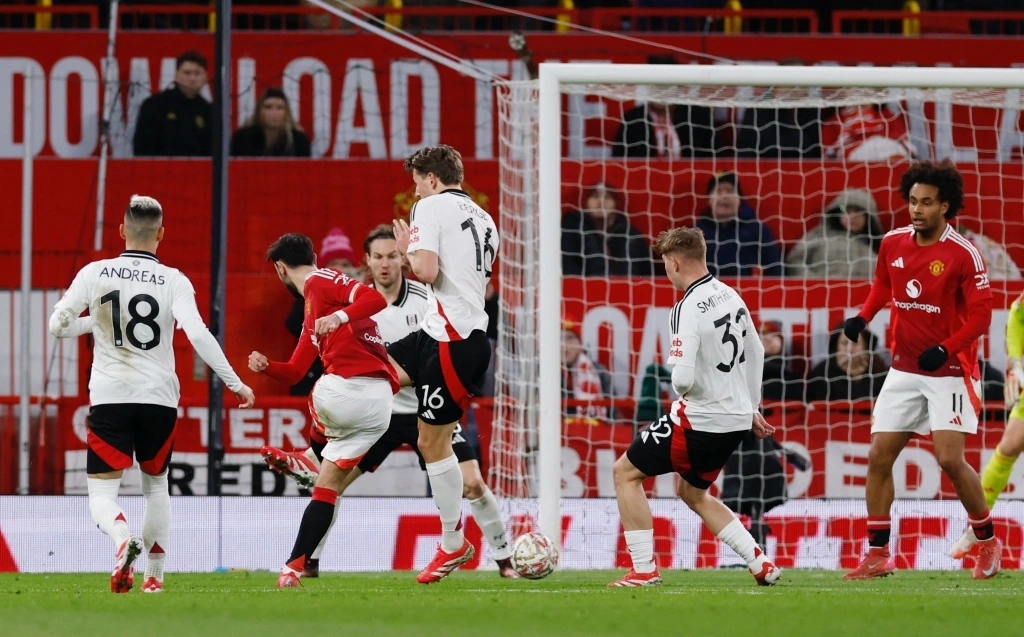 Bruno quân bình tỷ số 1-1 cho MU trước Fulham (Ảnh: Reuters)