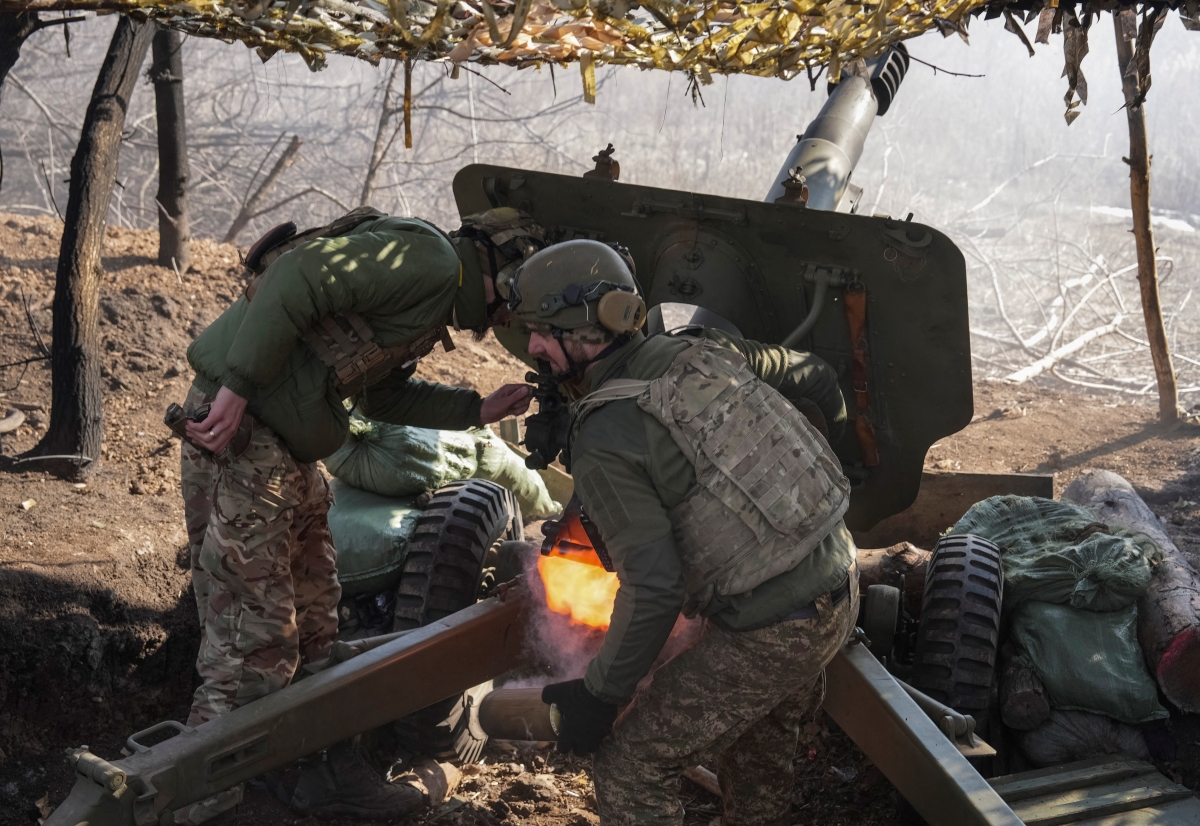 Quân đội Ukraine khai hỏa lựu pháo về phía các vị trí của Nga trên tiền tuyến ở Pokrovsk. Ảnh: Reuters