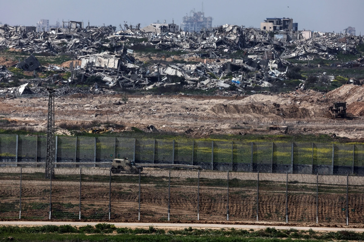 Một phương tiện quân sự ở biên giới giữa Gaza và Israel. Ảnh: Reuters