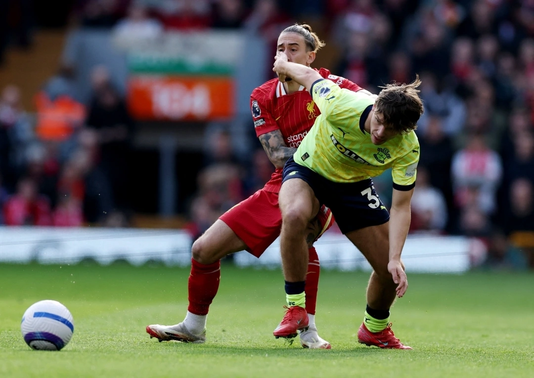 Liverpool đang dồn ép đội khách nghẹt thở (Ảnh: Reuters)