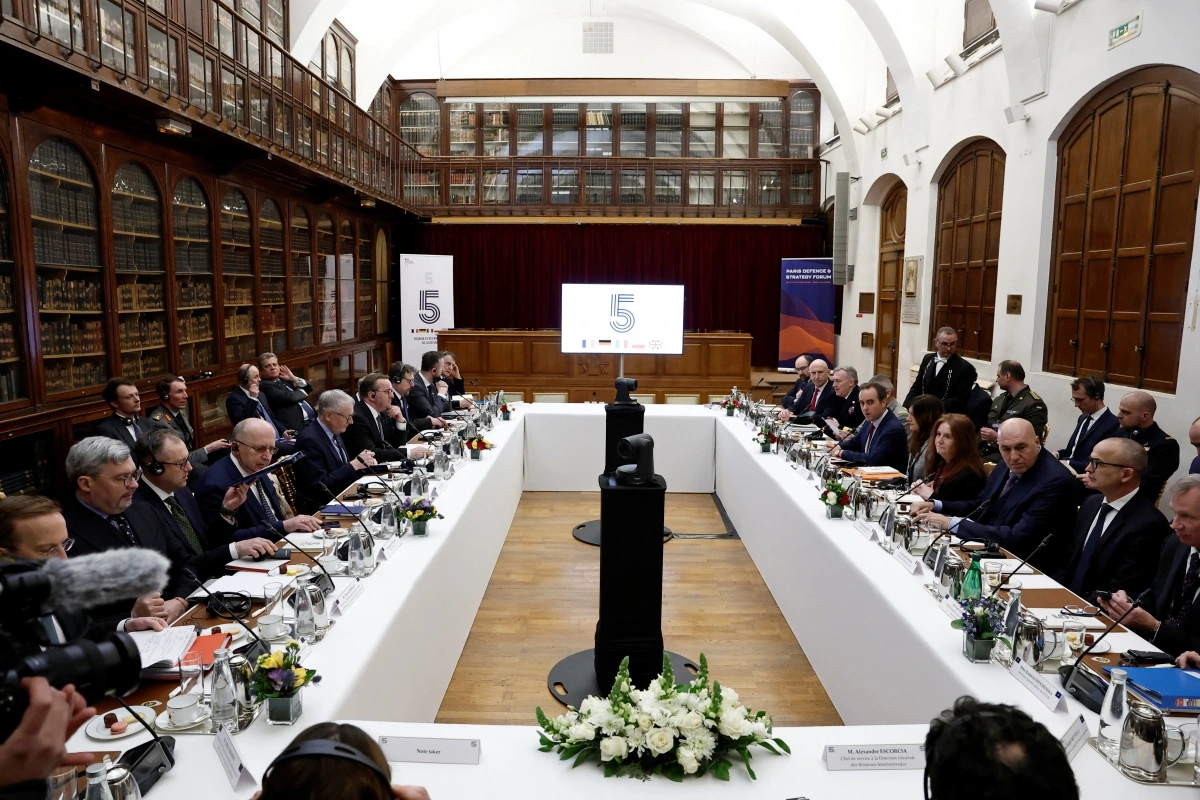 Cuộc họp của các bộ trưởng quốc phòng từ Pháp, Đức, Italy, Ba Lan và Anh tại Paris ngày 12/3. Ảnh: Reuters