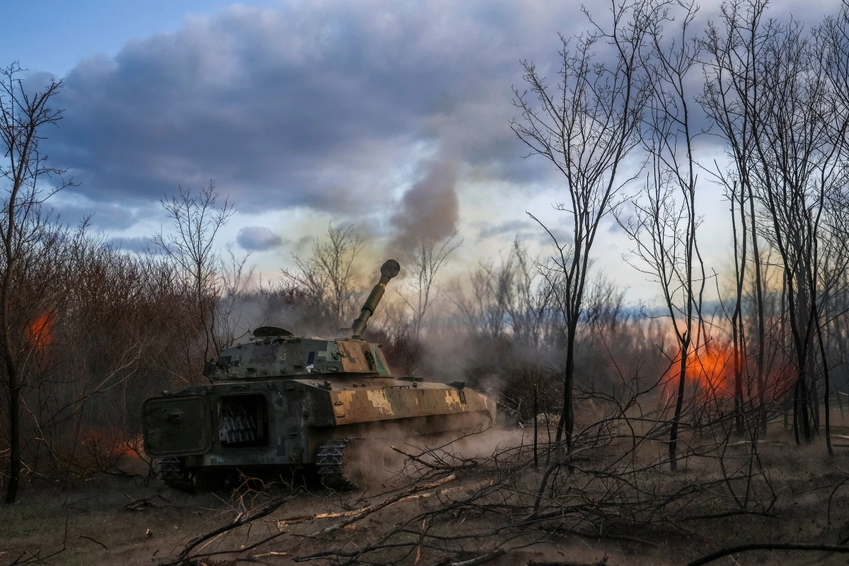 Quân đội Ukraine khai hỏa lựu pháo về phía các lực lượng của Nga ở Kherson. Ảnh: Reuters