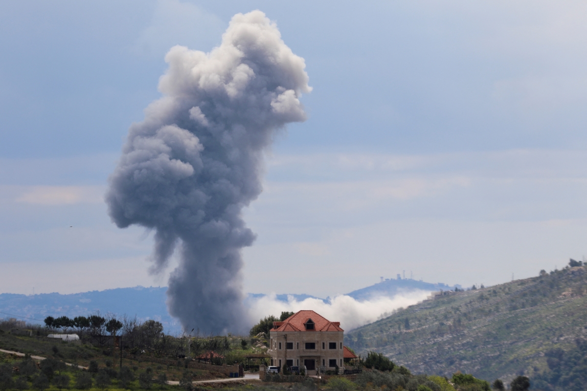 Khói bốc lên từ Taibeh, Lebanon sau cuộc không kích của Israel. Ảnh: Reuters