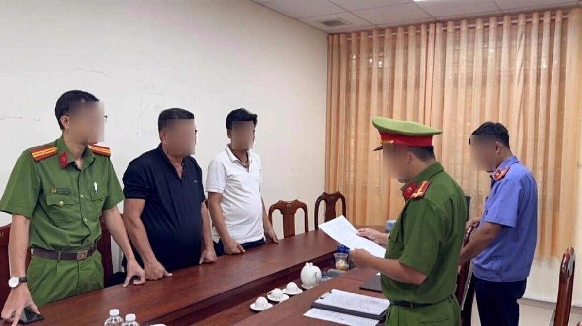 Tống đạt quyết định khởi tố bị can với 2 cò đất tại Nhơn Trạch (Ảnh: Công an tỉnh Đồng Nai)