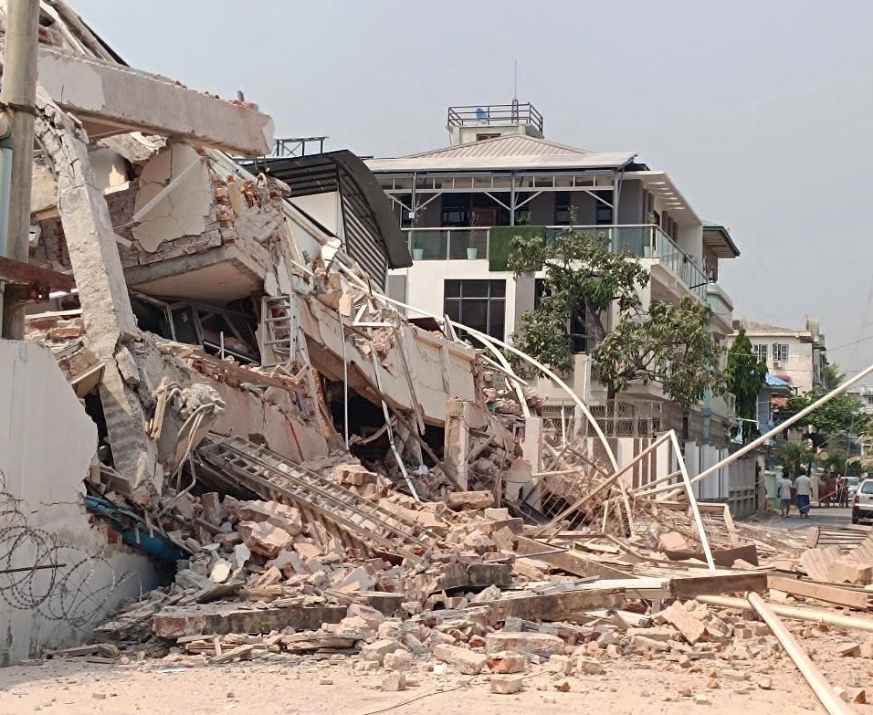 Nhiều tòa nhà đổ sập trong vụ động đất tại Myanmar (Ảnh: KT)
