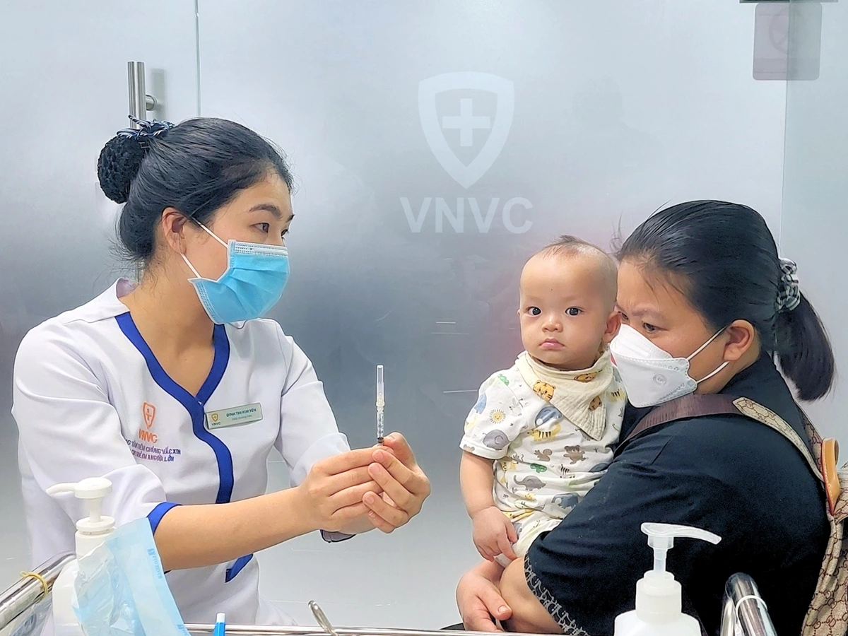 Trẻ tiêm vaccine phòng bệnh sởi tại VNVC. Ảnh: Hữu Thuận