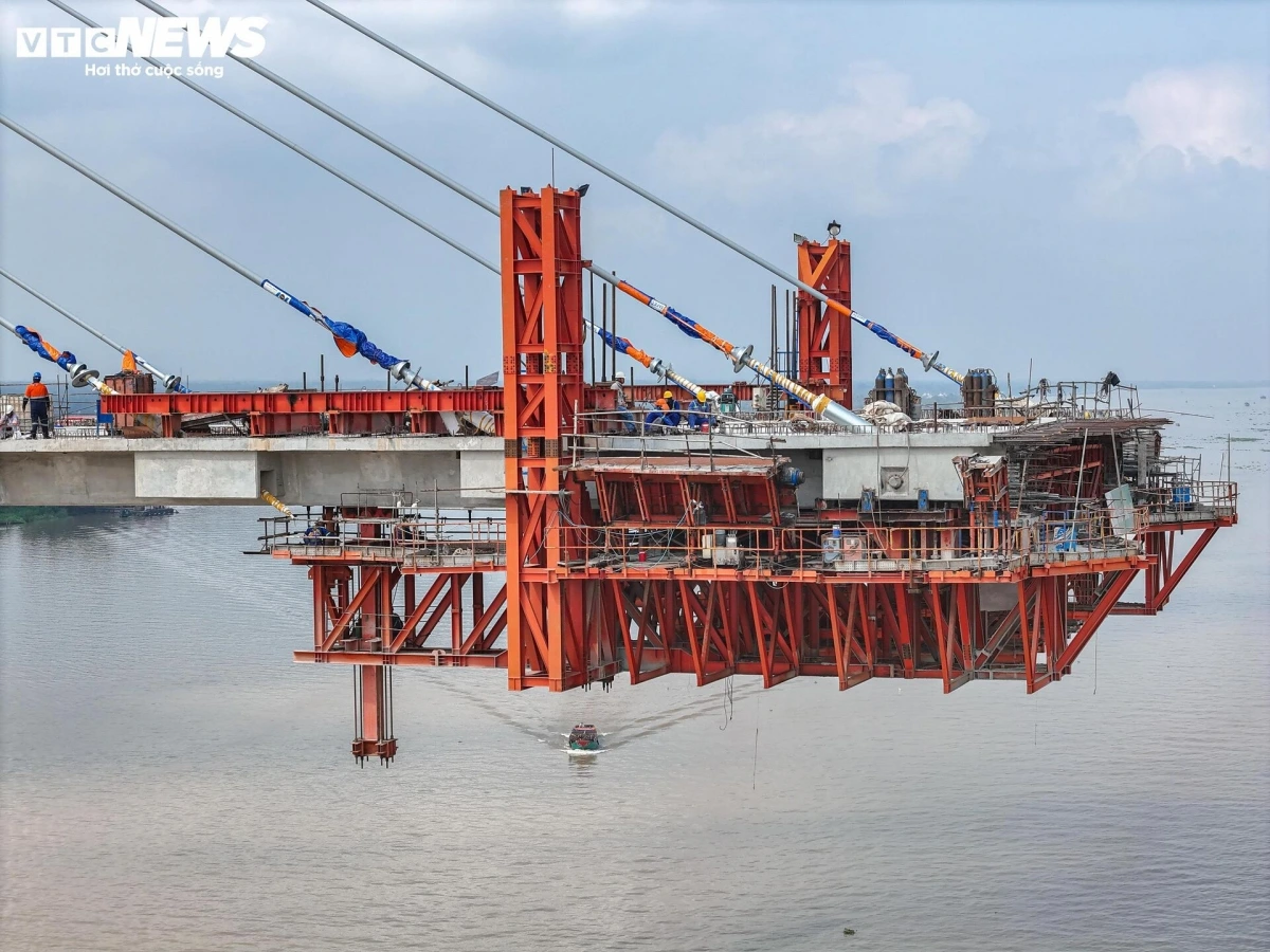 Cầu Rạch Miễu 2 có tổng chiều dài khoảng 17,6 km, trong đó đoạn qua Bến Tre dài 9,6 km. Cầu chính dài 1,97 km, bao gồm 0,51 km cầu dây văng, với quy mô 4 làn xe. Phần đường dẫn dài 15,15 km, gồm 4 làn xe cơ giới và 2 làn xe hỗn hợp, với vận tốc thiết kế 80 km/h.