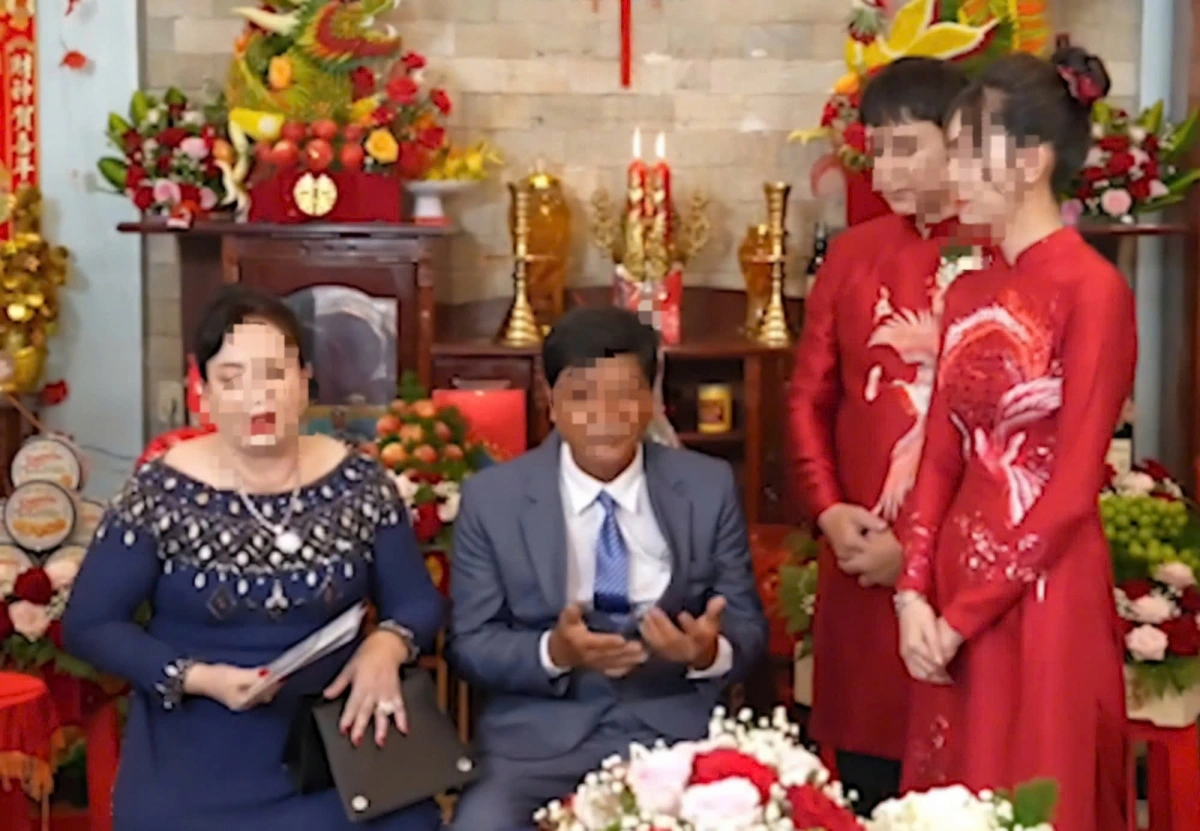 2 vợ chồng ông Bùi Văn Mến, Phó Chủ tịch UBND huyện Giang Thành tại đám ăn hỏi con gái (ảnh cắt từ clip)