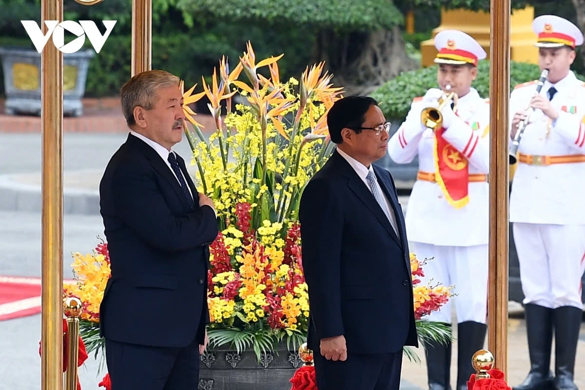 This is also the first visit of the Prime Minister of Kyrgyzstan to Vietnam since the two countries established diplomatic relations in 1992. In the photo, the two PMs stand in the podium of honour to render the flag salute.