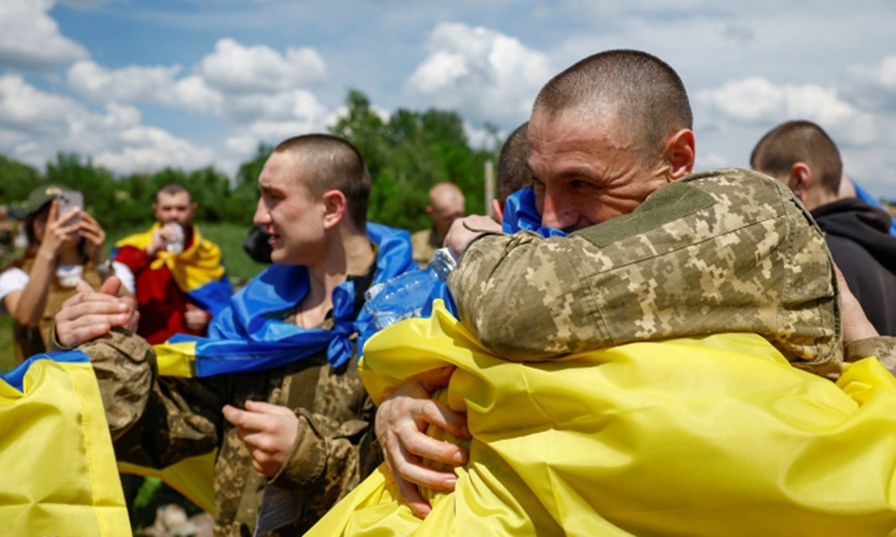 Một cuộc trao đổi tù binh Nga-Ukraine. Nguồn: Reuters