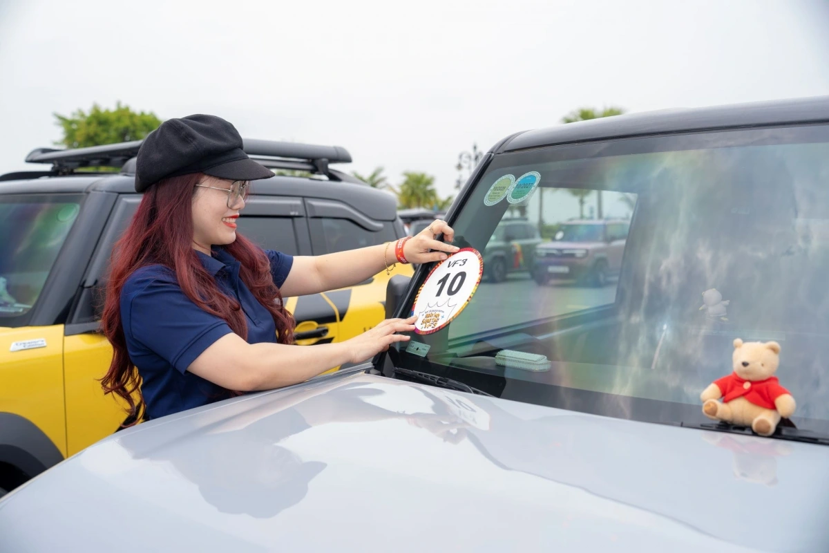 Anh Phan Trọng Nghĩa, một chủ xe tham gia cuộc thi tại Vinhomes Grand Park, Quận 9, TP.HCM, chia sẻ sự thích thú với không khí tại sự kiện và công tác tổ chức: “Mình đã tham gia nhiều cuộc thi xe độ tại Việt Nam, nhưng không sôi động và bài bản như cuộc thi dành cho VF 3 lần này. Số lượng khách tham quan đổ về đây sáng hôm nay rất đông. Chủ xe được hướng dẫn chi tiết từ thể lệ, cách thức chấm điểm cho đến cách sắp xếp xe đúng vị trí. Mọi thứ được thực hiện rất chuyên nghiệp”.