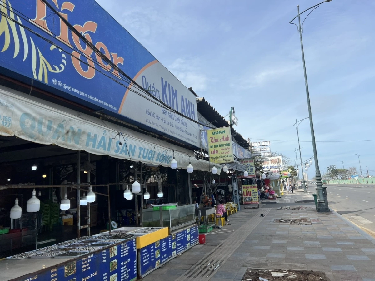 Bụi từ công trường ảnh hưởng nghiêm trọng đến hoạt động kinh doanh