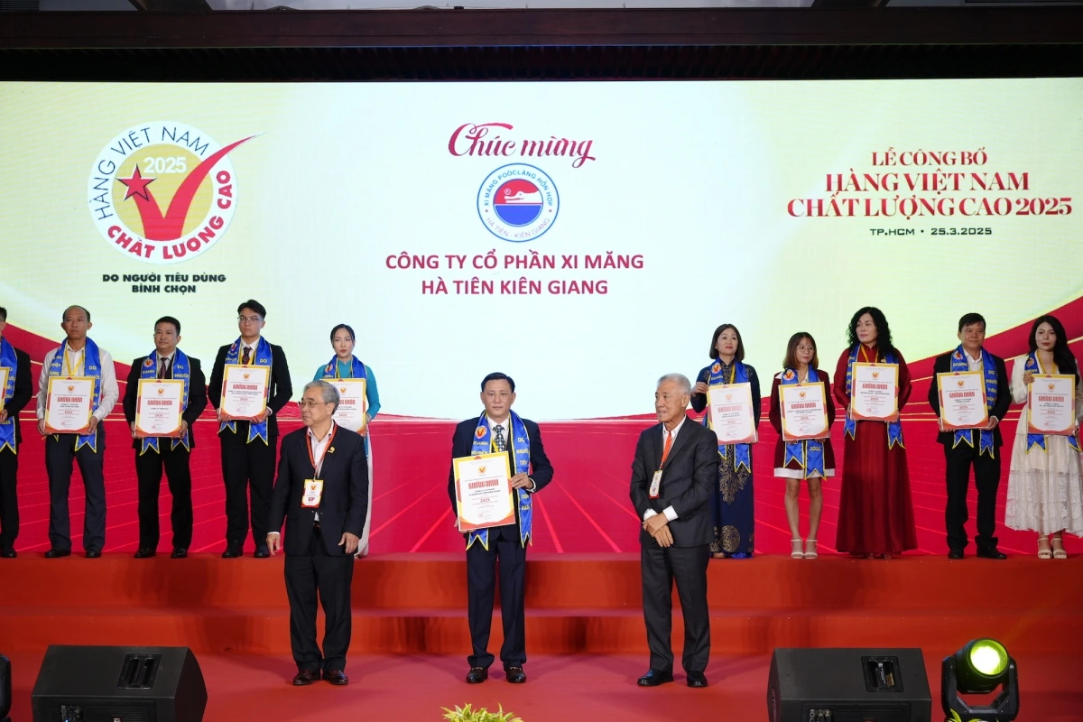 Ông Trần Kiên Nghị, Giám đốc công ty Xi măng Hà Tiên Kiên Giang nhận chứng nhận Hàng Việt Nam chất lượng cao 2025