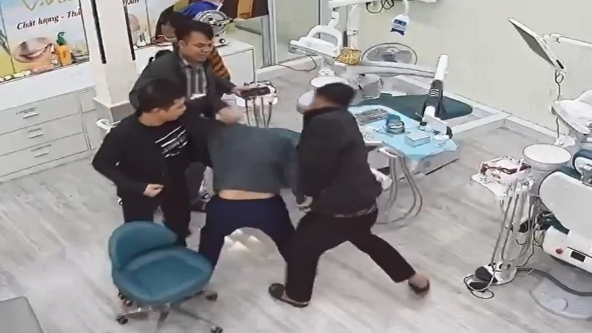 3 người đàn ông lao vào phòng làm việc hành hung 1 người