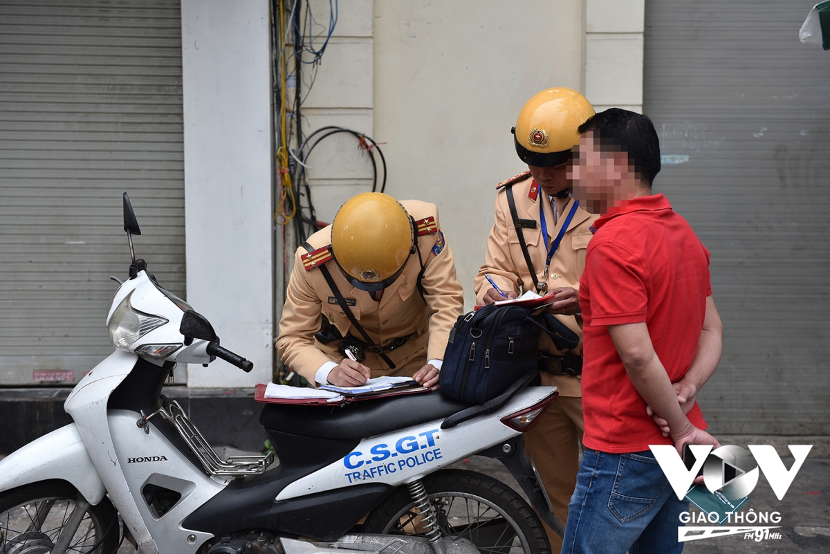 Một trường hợp dừng đỗ xe tại phố Cầu Gỗ (Hoàn Kiếm, Hà Nội) bị lực lượng chức năng phát hiện và xử lý.