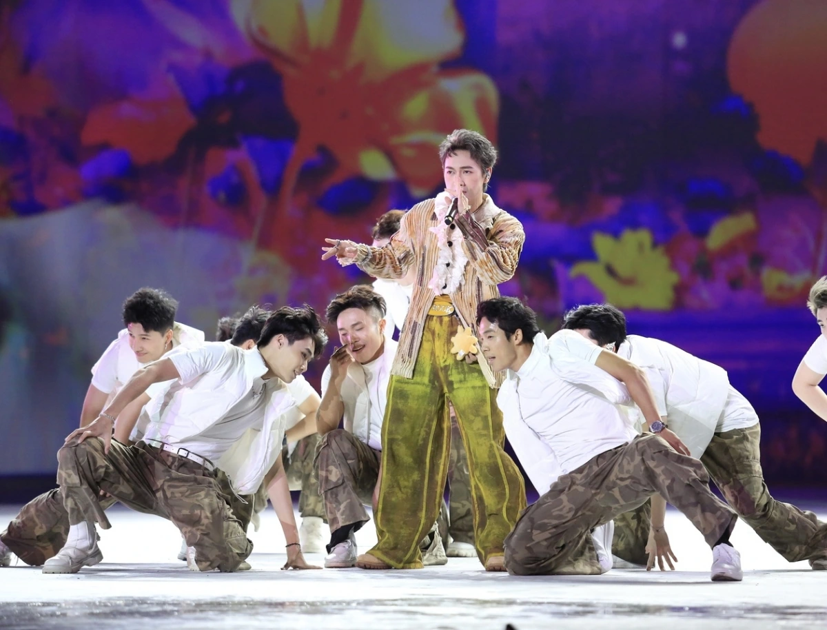 Trong chương trình, JSol mang đến tiết mục solo Genie.