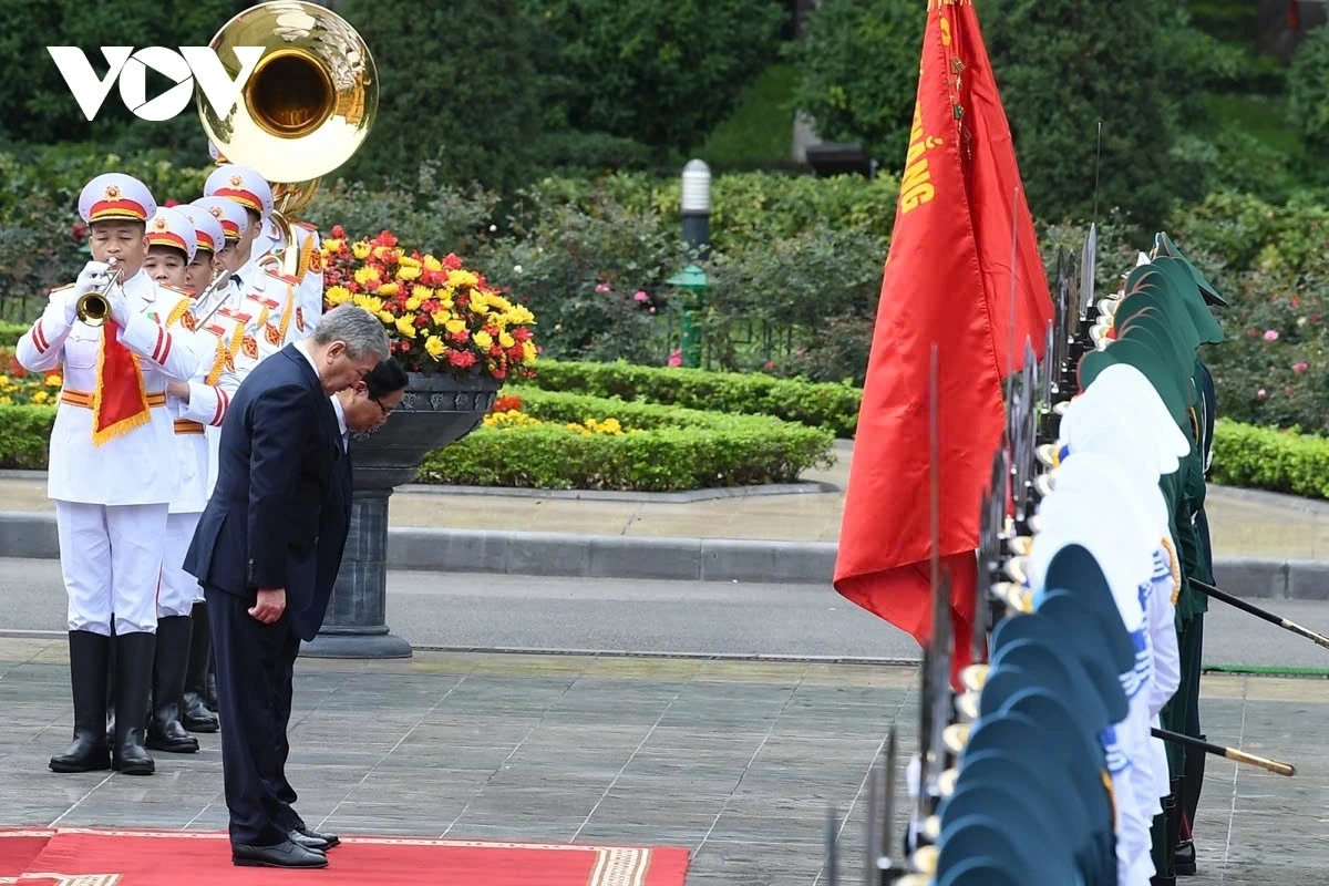 The trip is expected to promote and deepen the Vietnam-Kyrgyzstan friendship and cooperation, making it more substantive and effective across all areas. In the photo, the two PMs render the flag salute.