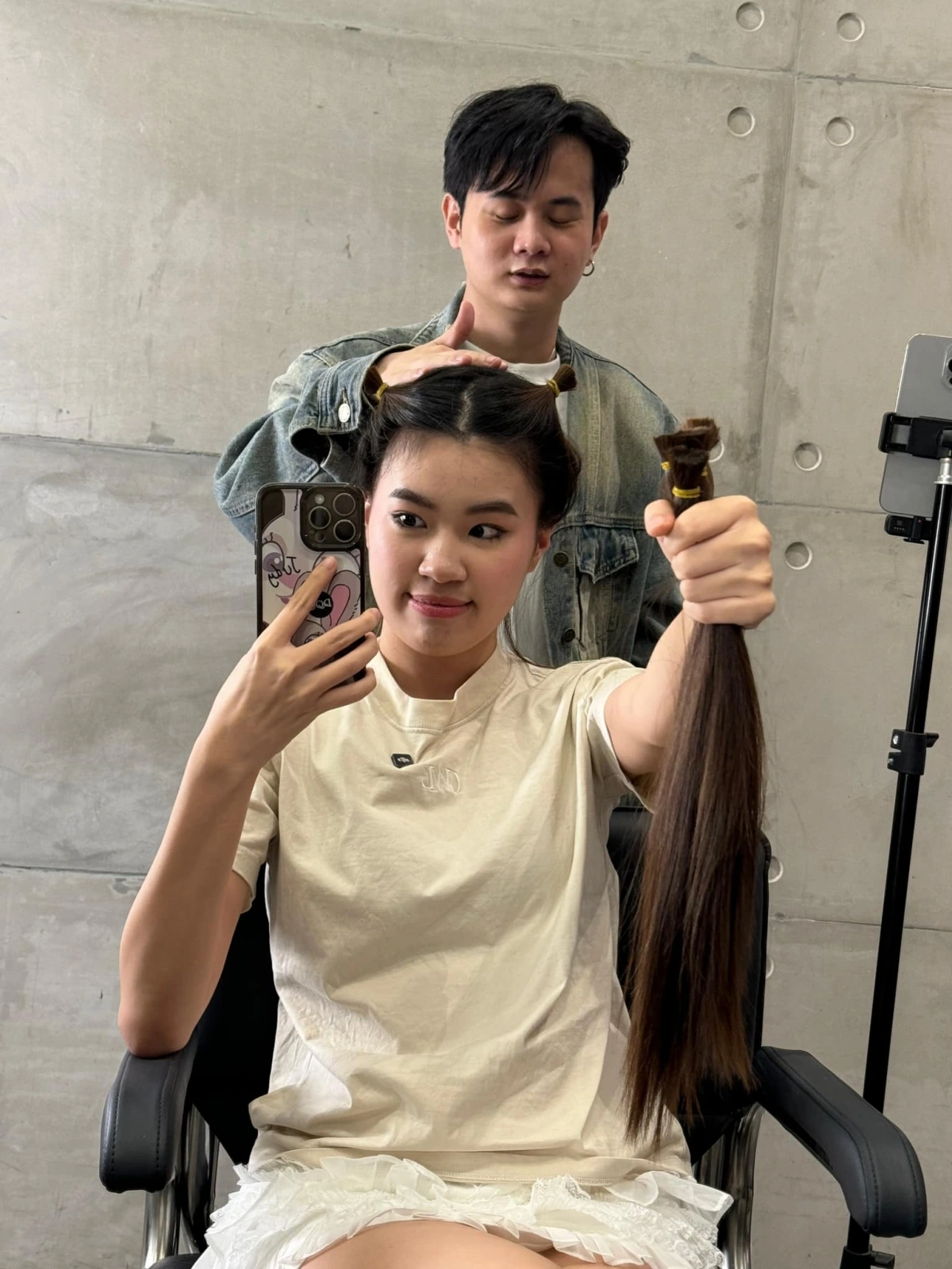 Giai đoạn tham gia "Sao nhập ngũ", Pháo quyết định cắt phăng mái tóc dài, để đầu đinh. Cô tiết lộ bản thân đã hiến tóc để quyên góp cho bệnh nhân ung thư. Nữ rapper tâm sự: “Mình muốn trải nghiệm mọi thứ khi đang trẻ, đồng thời đồng hành cùng những người bạn đang trong quá trình phục hồi mái tóc. Và tất nhiên không chỉ lời động viên, còn cả những lời miệt thị, công kích khi ta không có được giao diện theo ý họ. Nhưng các bạn ơi, hãy yên tâm vì chúng ta khác họ nên mới là chúng ta. Mình không nản chí hay để tâm đến và hy vọng các bạn cũng vậy".