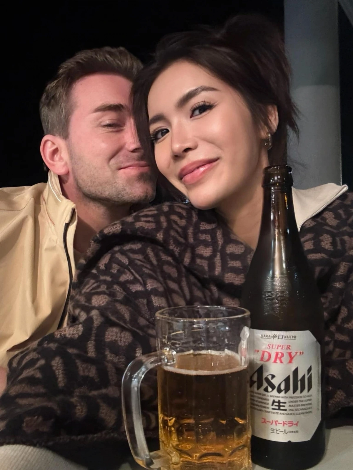 Từ khi lấy chồng, Minh Tú tích cực vào bếp làm nhiều món ăn ngon cho chồng. Trên trang cá nhân, video làm bánh tráng chả cá thác lác chiên của nữ siêu mẫu thu hút hơn 585.000 lượt xem. Cộng đồng mạng khen cô ra dáng người phụ nữ của gia đình khi không chỉ đảm đang chuyện bếp núc mà còn chăm làm những công việc khác như cắm hoa, dọn dẹp nhà cửa.