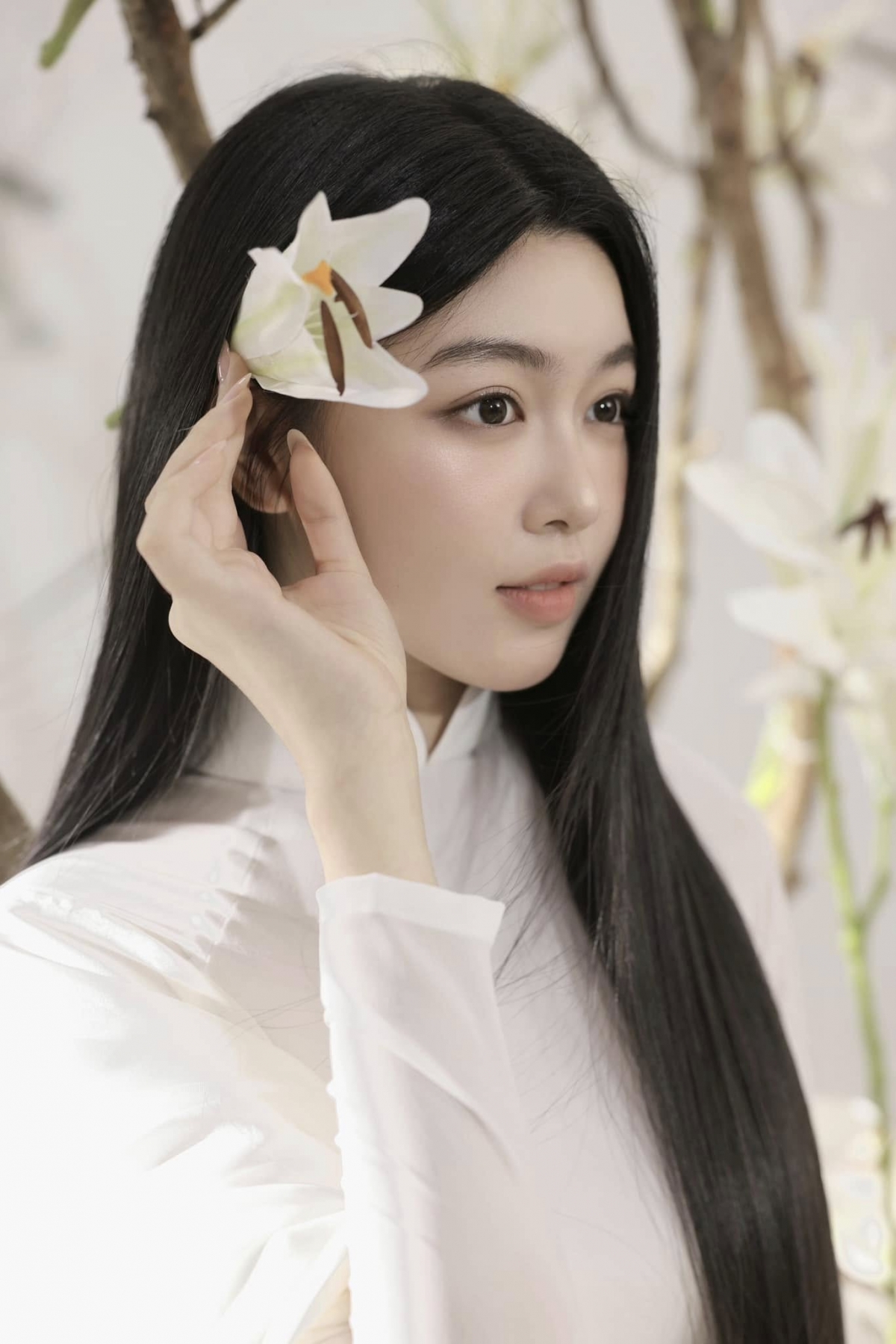  Hiện Lọ Lem theo học ngành Cử nhân Kinh doanh tại Đại học RMIT. Vợ nghệ sĩ Quyền Linh cho biết đây là lĩnh vực con gái yêu thích từ nhỏ và định hướng theo đuổi từ cấp ba. Bên cạnh việc học, cô còn tham gia các hoạt động thiện nguyện cùng bố và phát triển sự nghiệp KOL trên mạng xã hội. Dù từng nhận được thư mời nhập học từ University of the Arts London (UAL) - một trong những trường đại học hàng đầu thế giới về thiết kế, Thảo Linh chọn ở lại Việt Nam học tập để gần gũi gia đình.