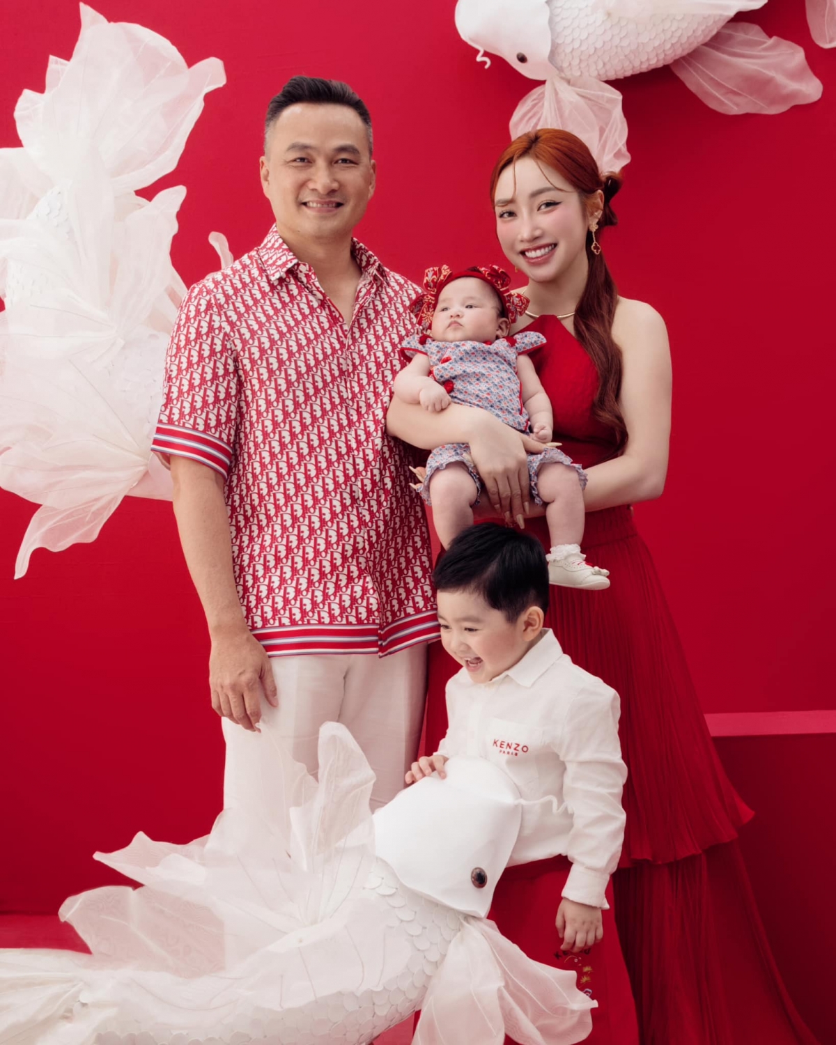 Nói về chuyện tình cảm với bà xã, Chi Bảo từng chia sẻ: "Ngày xưa, tôi không bao giờ nghĩ mình sẽ lấy người trẻ tuổi. Tôi hơn Chang 16 tuổi. Dù vậy, 19 tuổi Chang đã kinh doanh, 31 tuổi cô ấy đã quá trưởng thành". Cặp đôi mãn nguyện khi tổ ấm có đủ hai con trai và gái. Hai bé Gia Khang và Gia Linh được nhiều người khen đáng yêu.