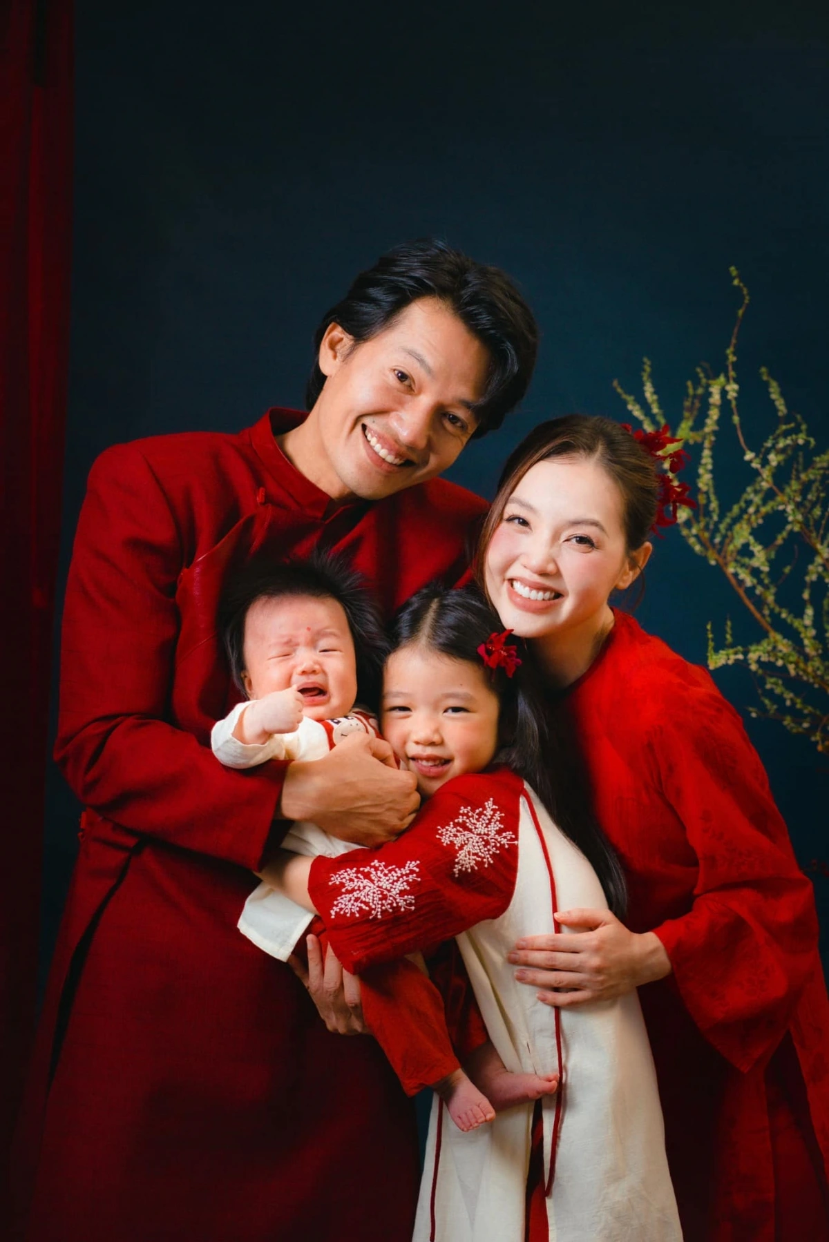 Quang Tuấn có tổ ấm hạnh phúc bên vợ - ca sĩ Linh Phi cùng 2 con