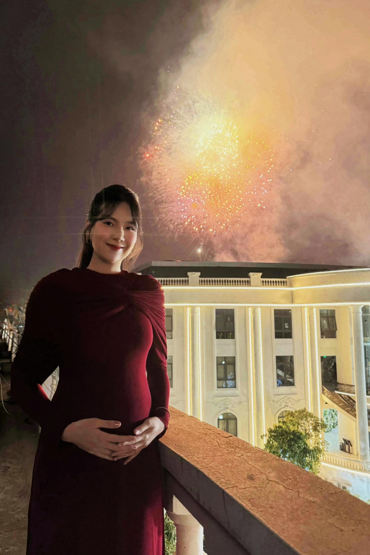 Nhờ tập trung ăn uống và nghỉ ngơi hợp lý, Mai Ngọc được khen ngày càng thăng hạng nhan sắc khi mang bầu. Vóc dáng của nữ MC dần thay đổi, bụng bầu nhô cao. Ngắm nhìn hình ảnh hiện tại của mình, dù không còn săn chắc như thời con gái, Mai Ngọc cảm thấy hạnh phúc, nói "mê chiếc bụng này". "Eo 58cm ngày nào giờ thành 78cm. Hết rãnh múi, cơ bắp mà vẫn vui tươi".