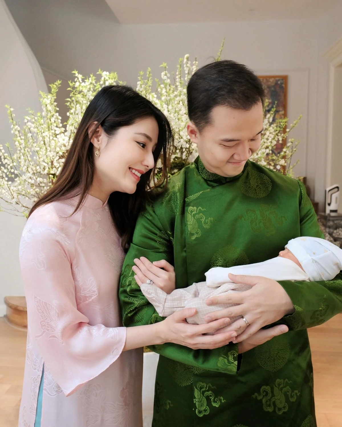 Diễm My 9X thông báo sinh con đầu lòng vào tháng 1/2025, khoe ảnh gia đình 3 thành viên vào dịp Tết Ất Tỵ. Từ khi đón thành viên mới, cô và chồng dành trọn vẹn thời gian cho con. Nữ diễn viên chia sẻ dù bận rộn với cuộc sống "bỉm sữa", cô và ông xã vẫn giữ thói quen cùng nhau xem phim, đi hẹn hò riêng để thấu hiểu nhau, giữ lửa hôn nhân. 