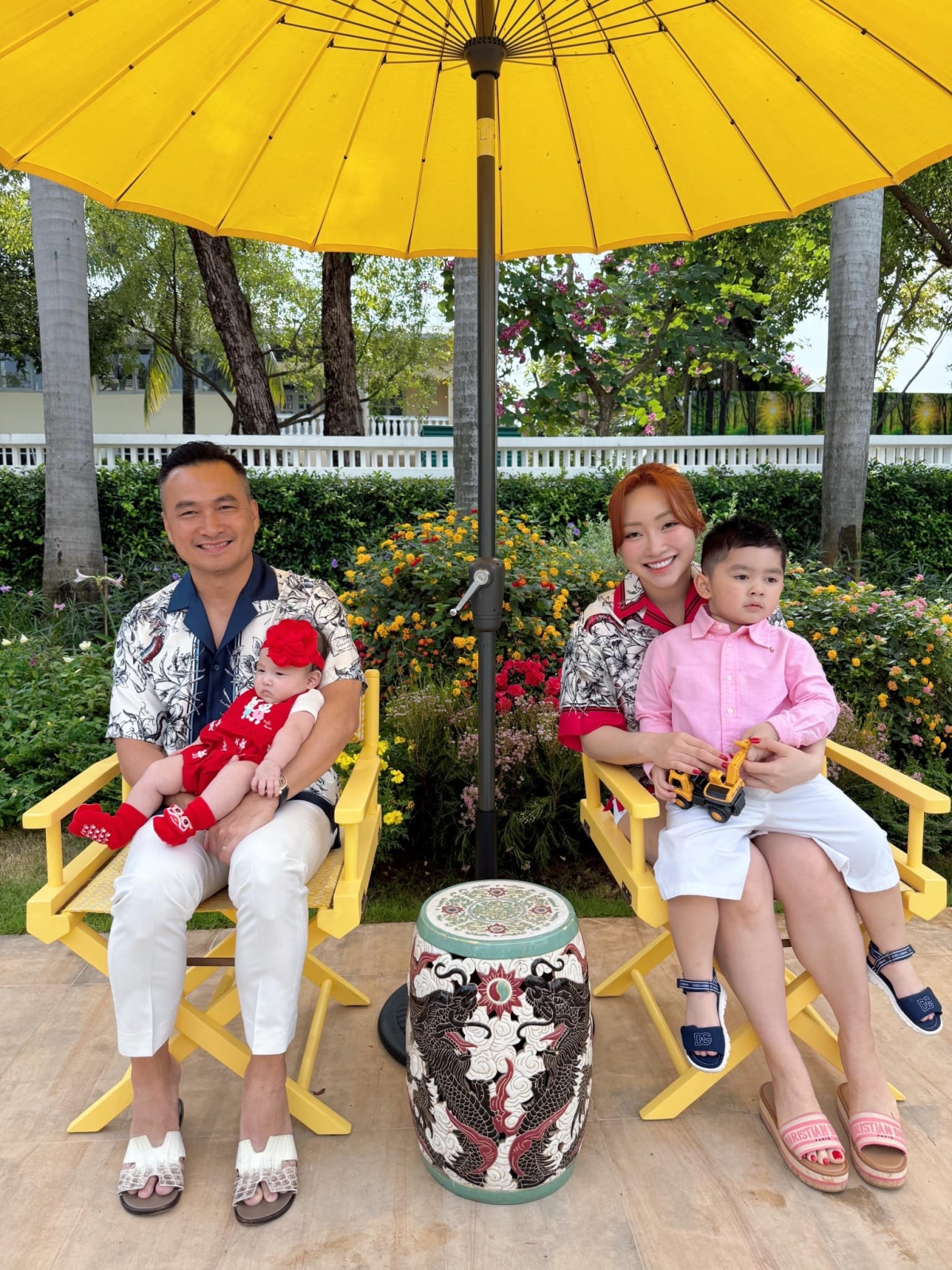 Lý Thùy Chang kém ông xã Chi Bảo 16 tuổi, hiện kinh doanh thẩm mỹ viện ở TP.HCM và Hà Nội. Lý Thùy Chang được khen ngợi có ngoại hình xinh đẹp, sự nghiệp thành công, ứng xử khéo léo nên được lòng gia đình Chi Bảo.