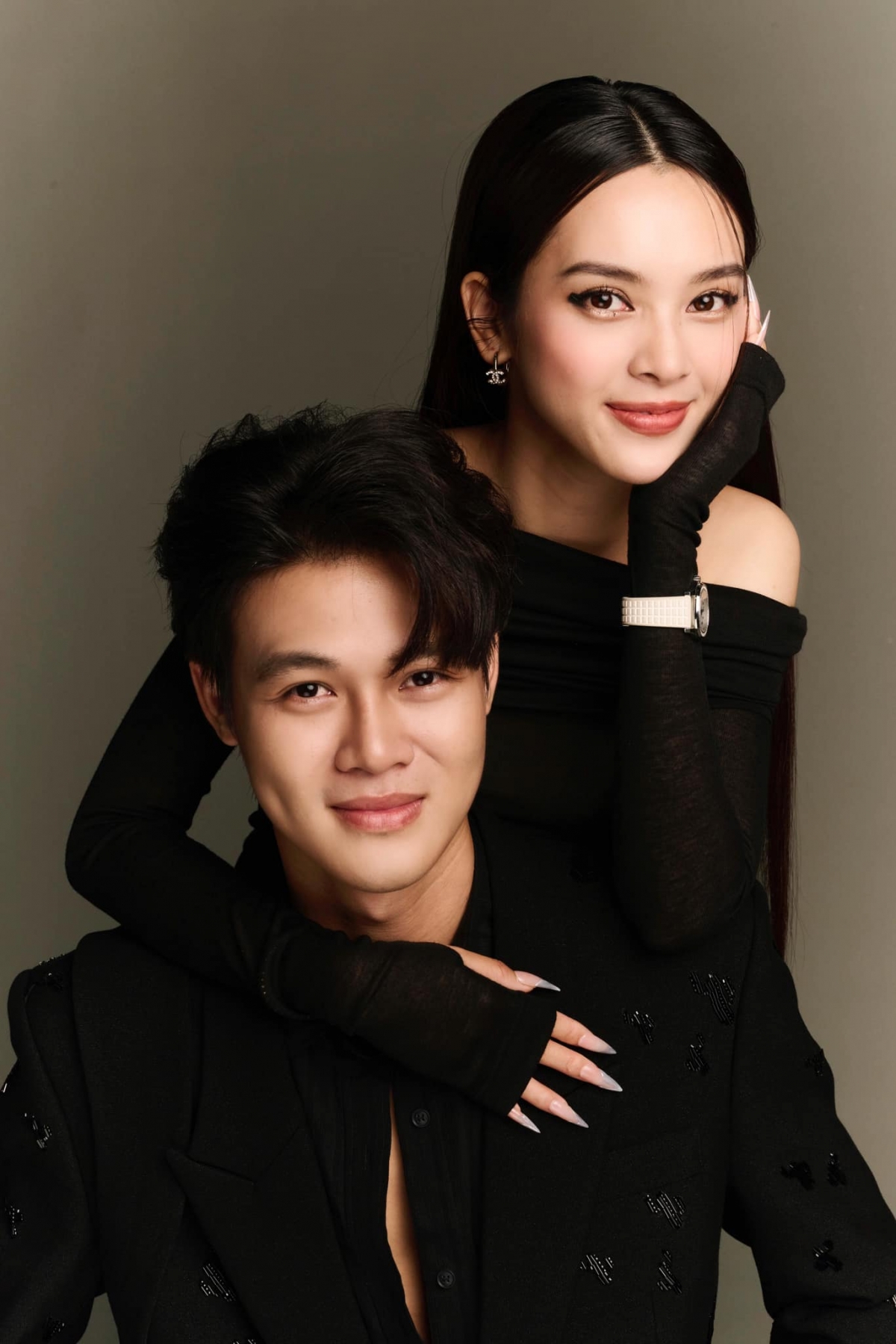 Tiến Phát từng vướng phải loạt ồn ào, bị nhận xét có đời tư "không sạch", từng đối xử tệ bạc với người vợ cũ trong quá khứ. Thời điểm đó, nói về ồn ào của Tiến Phát, Quỳnh Lương cho biết cô không quá bận tâm đến những sự việc xảy ra trong quá khứ của bạn trai. Thay vào đó, cô thông cảm và muốn tiếp tục tìm hiểu Tiến Phát một cách nghiêm túc.