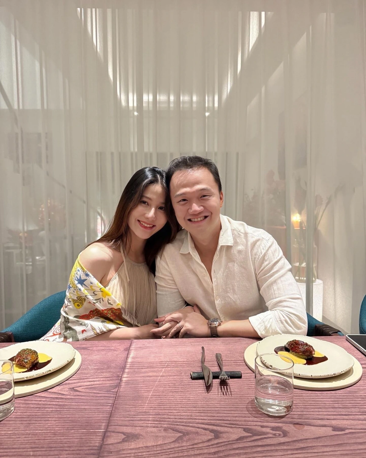 Nữ diễn viên chia sẻ cô may mắn có sự đồng hành của mẹ chồng và ông xã trong việc chăm sóc con, giúp cô an tâm khi tham gia một số sự kiện. Nhờ vậy, cô có thời gian chăm sóc bản thân, duy trì sức khỏe và vẻ ngoài rạng rỡ.