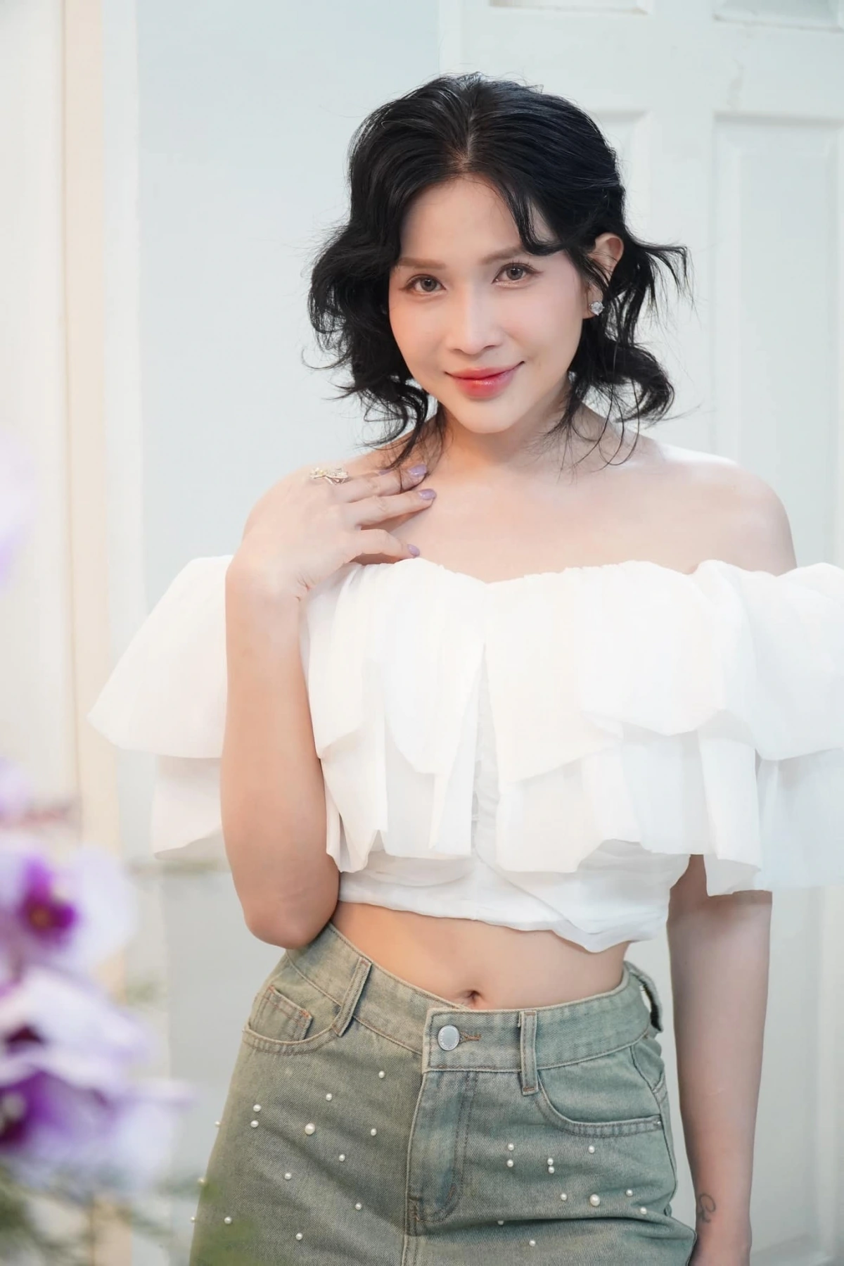 Chia sẻ về việc không công khai chuyện tình cảm, Khả Như cho biết: "Không phải ai cũng thích mối quan hệ của mình bị xã hội, mọi người xung quanh mang ra bàn tán. Nếu công khai tình yêu lên mạng xã hội, chắc chắn cả hai sẽ bị soi mói. Tôi biết nhiều trường hợp người trong cuộc mong muốn bảo vệ người yêu của họ nên chọn cách yêu trong bí mật, và những mối tình đó vẫn rất bền lâu. Đối với tôi, chuyện yêu đương phải kín đáo. Đó là sự tôn trọng và là cảm xúc thiêng liêng mà những người đang yêu dành cho nhau".