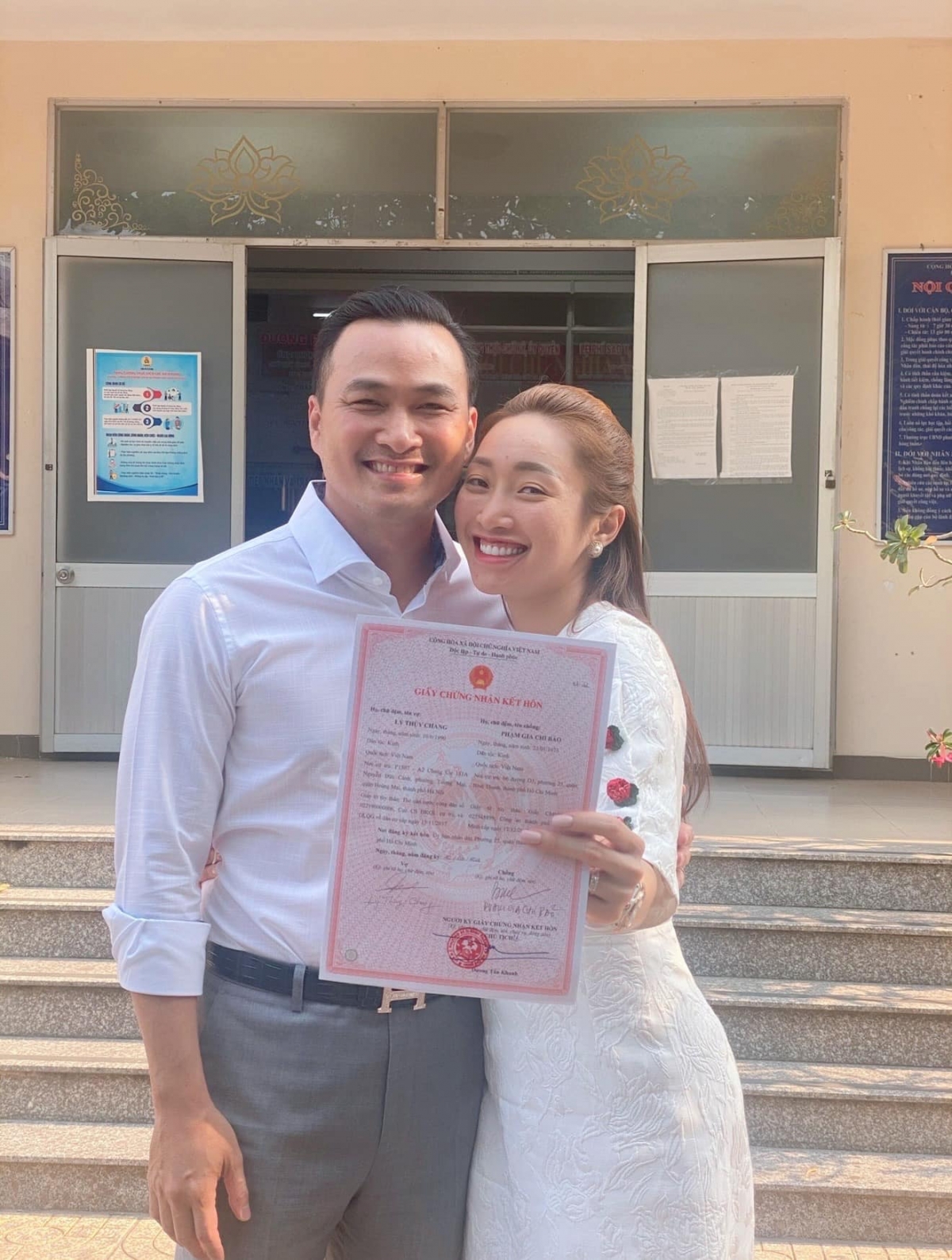 Chi Bảo và Lý Thùy Chang công khai mối quan hệ từ cuối năm 2019. Tháng 3/2021, cặp đôi thông báo đã đăng ký kết hôn, về chung một nhà. Cặp đôi đón con chung Gia Khang chào đời năm 2022. Đến tháng 9/2024, Lý Thùy Chang sinh con thứ hai là bé gái Gia Linh. Chi Bảo cho biết sau khi đăng ký kết hôn với Lý Thùy Chang, anh đã lên kế hoạch tổ chức đám cưới nhưng do dịch Covid-19 bùng phát, dự định này bị hoãn lại.